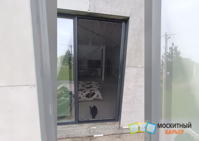 Установка москитной сетки плиссе в частном доме